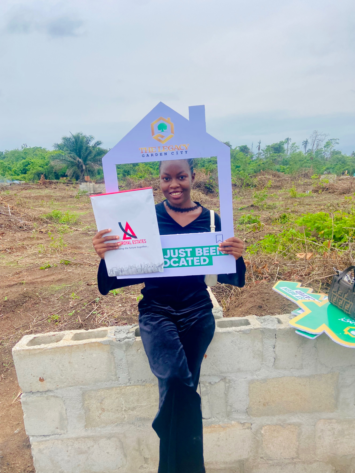 Favour presenting a client allocation gift bag during land allocation